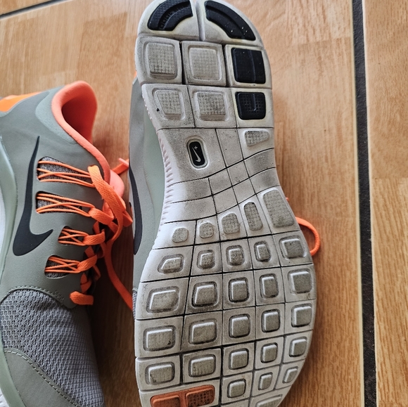 Nike Womens Shoes - Picture 2 of 3